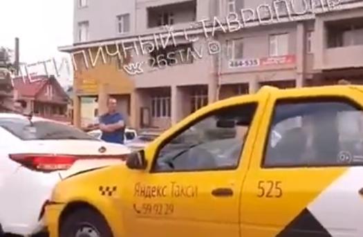В Ставрополе пассажирский автобус протаранил несколько легковушек. Видео